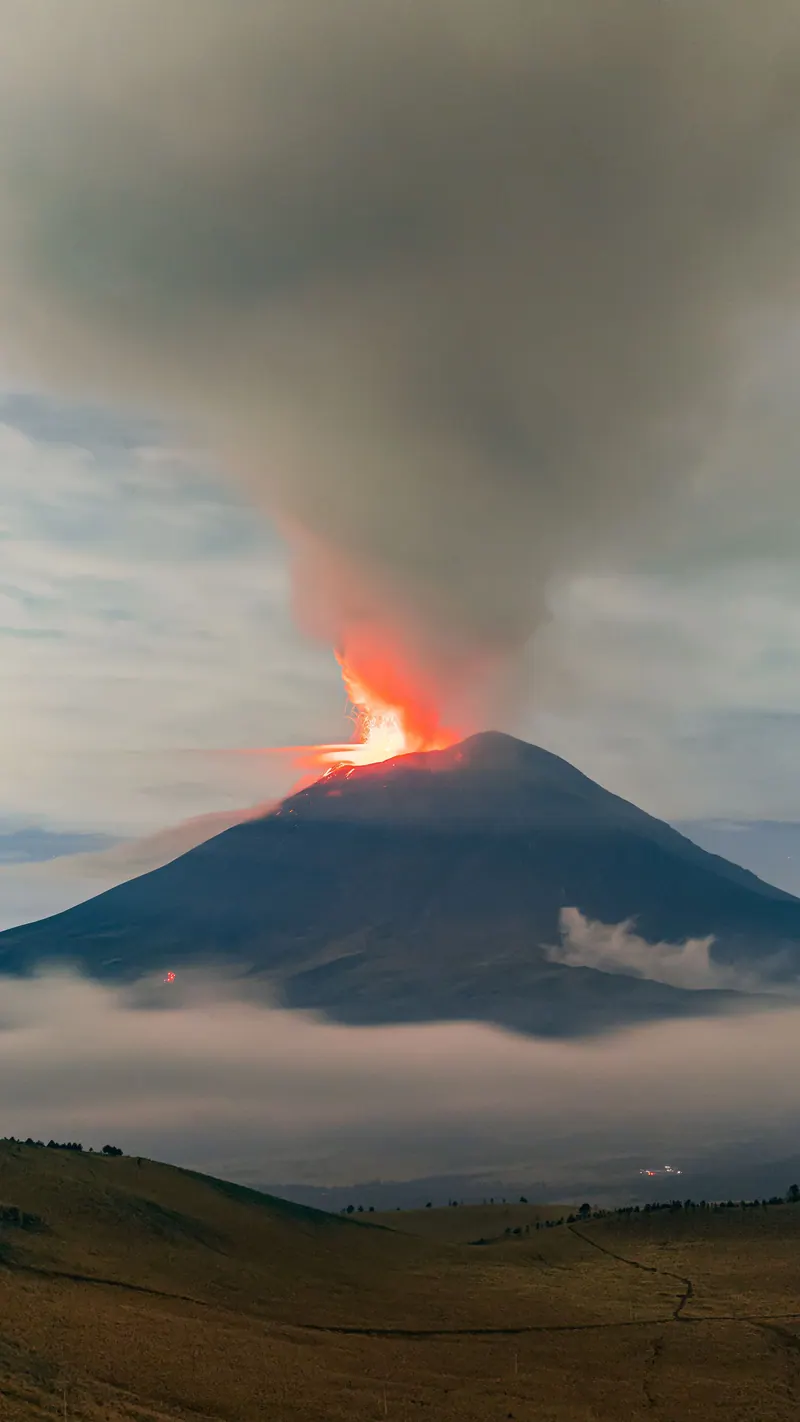 Captivating view of a volcanic eruption at Popocatépetl, revealing fiery lava and dense smoke